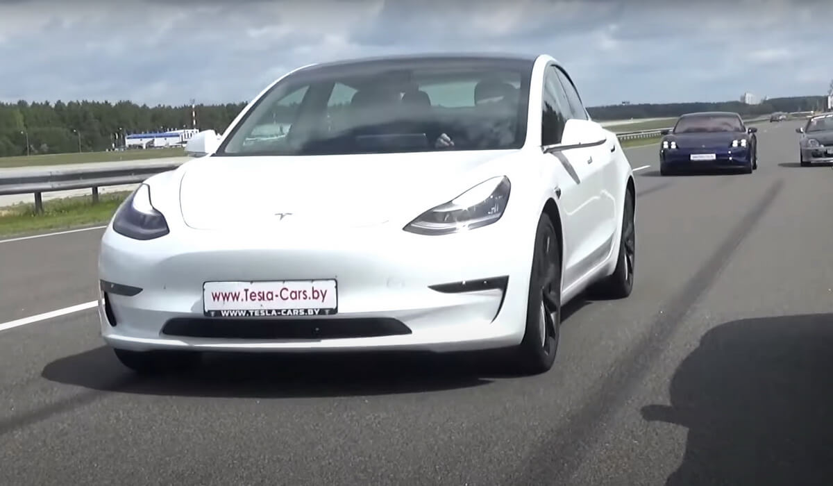 Tesla Model 3 против Porsche Taycan на гоночной трассе